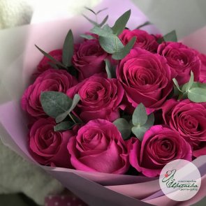 15 малиновых роз сорта Пинк Флойд с эвкалиптом