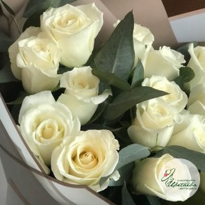 Букет из белых роз с эвкалиптом