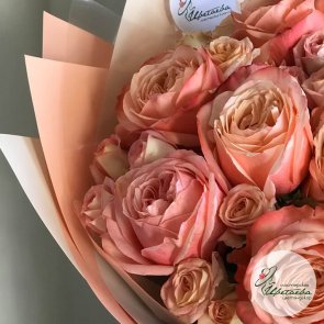 Нежный букет из пионовиндных и кустовых роз