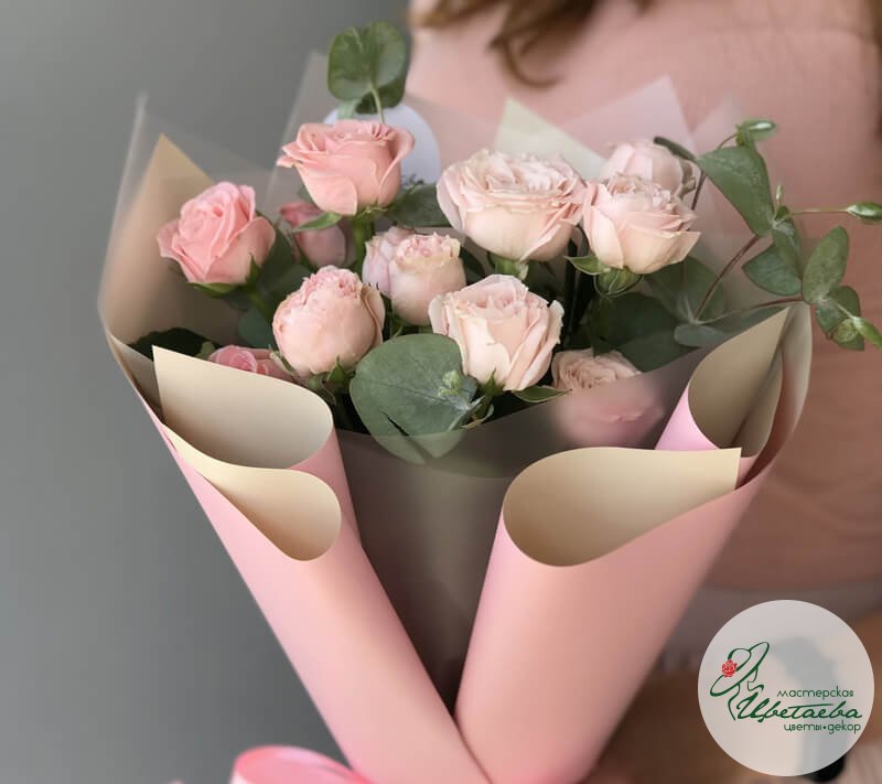 Нежный букет с розовыми кустовыми розами