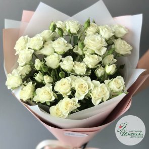 Букет с нежно-белыми кустовыми розами