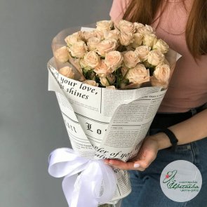 Букет из кустовых роз с оригинальной упаковкой