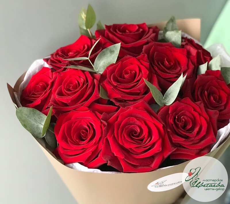 11 красных роз с эвкалиптом