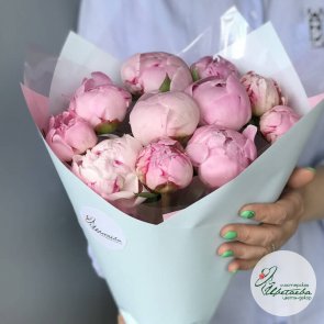 Элегантный букет из 11 розовых пионов