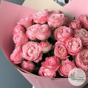 Букет из розовых пионовидных кустовых роз