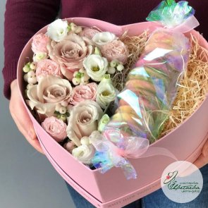 Подарок с цветами в форме сердца на день учителя