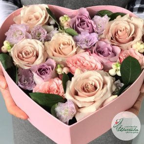 Нежная коробка с цветами в форме сердца
