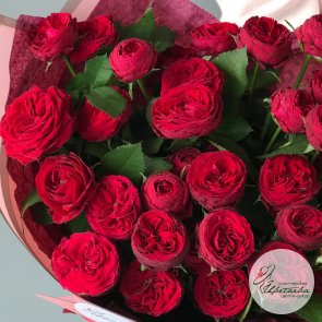 Букет из 7 красных кустовых роз