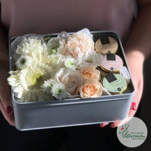 Ящик с цветами и мёдом-суфле