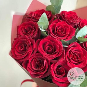 11 бордовых роз с эвкалиптом 