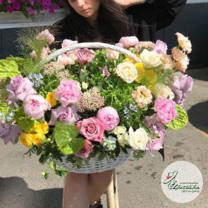 Огромная корзина со свежими цветами