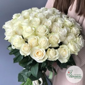 Большой букет из 51 белой розы под ленту 