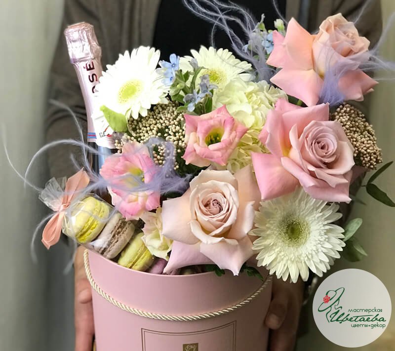 Цветы в шляпной коробке с шампанским