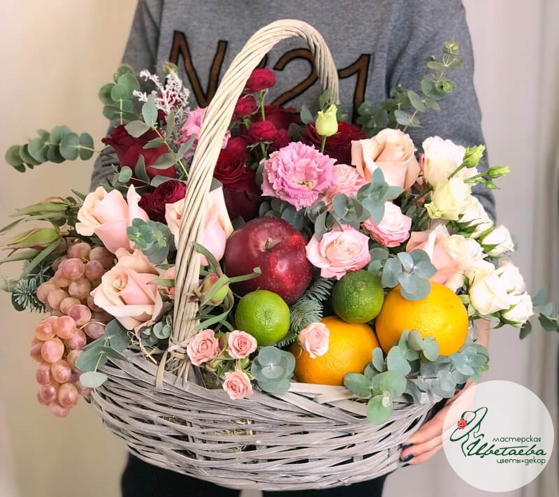 Подарочные корзины с фруктами и цветами
