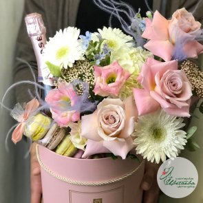 Цветы в шляпной коробке с шампанским