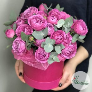 Пионовидные розы в шляпной коробке