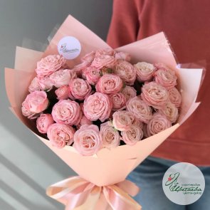 Кустовые розы в нежной упаковке для любимой