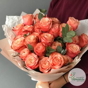 Яркий букет с пионовидными розами