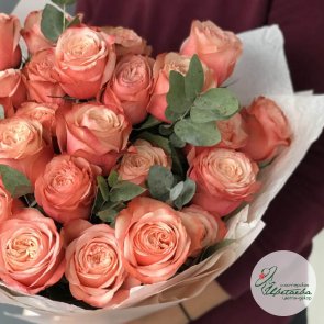 Яркий букет с пионовидными розами