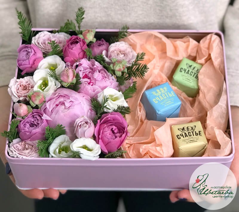 Сундук с цветами и шоколадом от «Лавки Счастье» СПб