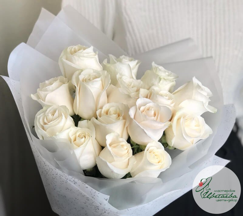 Букет белых роз с днем рождения