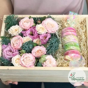 Цветы и сладости в ящике с макарунс
