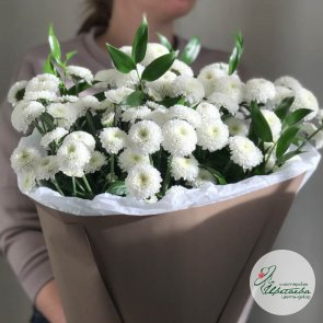 Большой букет белых хризантем с эвкалиптом