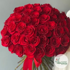 Охапка роз 50 см (цвет на выбор: красные или белые)