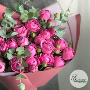 Пионовидные розы с эвкалиптом на 8 марта