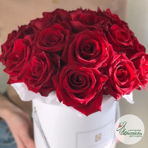 21 красная роза в шляпной коробке