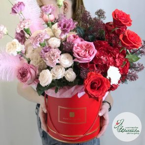 Пионовидные и кустовые розы в шляпной коробке