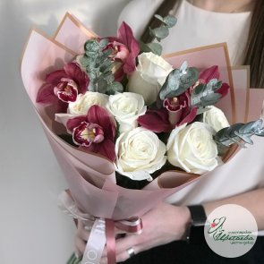 Букет с орхидеей и розами 