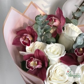 Букет с орхидеей и розами 
