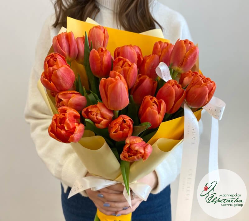 Букет из 25 красно-жетых тюльпанов