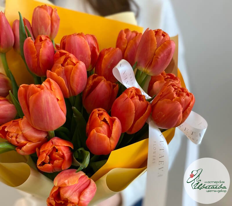Букет из 25 красно-жетых тюльпанов