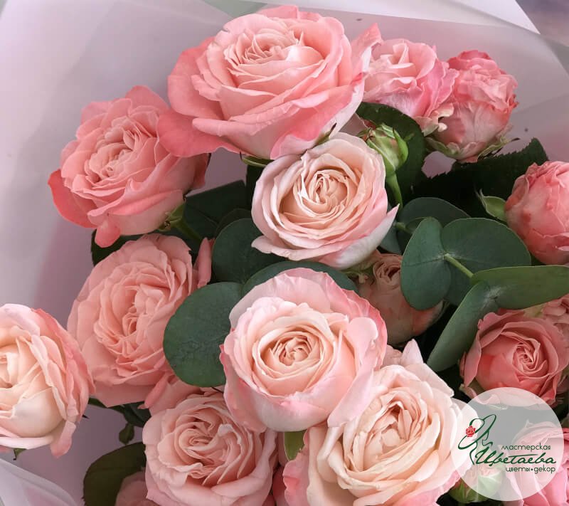 Букет из 9 крупных кустовых роз сорта «Бомбастик»
