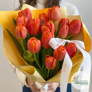 Букет из 15 красно-желтых тюльпанов