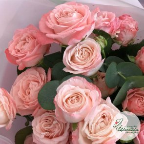 Букет из 9 крупных кустовых роз сорта «Бомбастик»