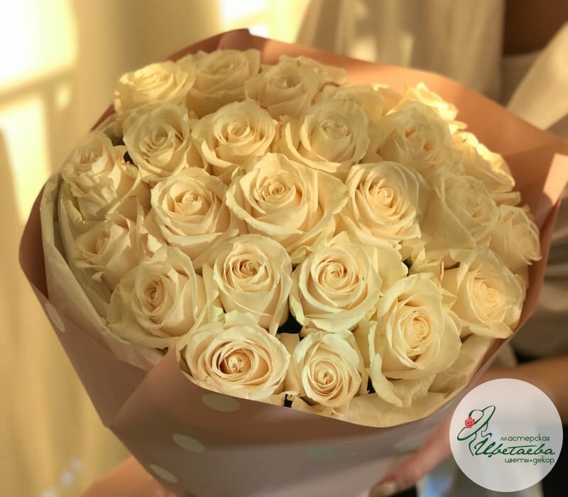 Большой букет из 25 белых роз