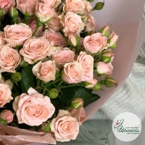 Букет из 7 розовых кустовых роз