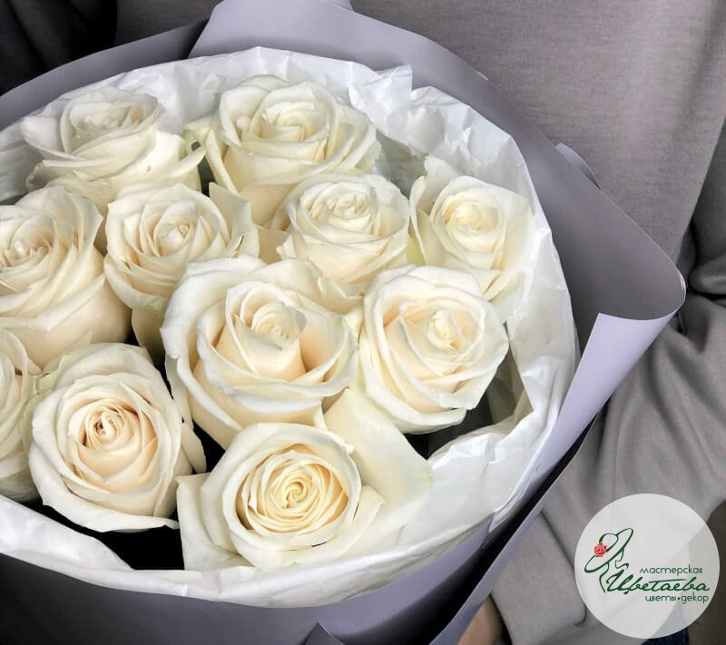 Букет из белых роз на выпускной