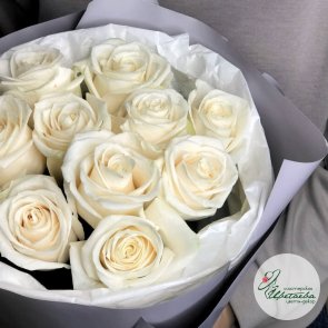 Букет из белых роз на выпускной