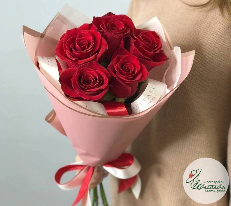 Букет из 5 красных роз с атласной лентой