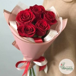 Букет из 5 красных роз с атласной лентой