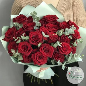 Букет из 25 красных роз и эвкалипта