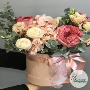 Цветы в нежно розовой шляпной коробке