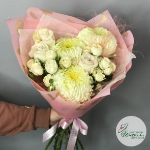 Нежный букетик с хризантемой