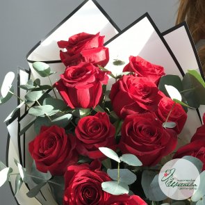 Букет из красных роз с эвкалиптом 