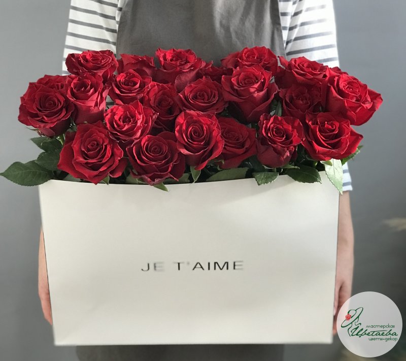 Стильная композиция-сумочка с красными розами