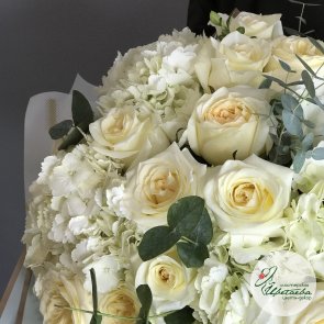 Большой букет с гортензией и ароматными пионовидными розами